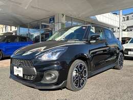 全方位モニター用カメラ装着車（メーカーオプション）前後左右の4つのカメラで車両周辺の映像を映し出します。全方位モニター対応純正ナビゲーションの装着で、クルマを真上から見たような映像などを映し出す