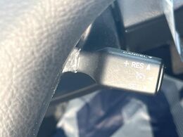 【クルーズコントロール】高速道路もラクラク走行。アクセルを離しても一定速度で走行ができ、長距離運転時の負担を軽減！加速・減速も簡単なスイッチ操作で調整できます。