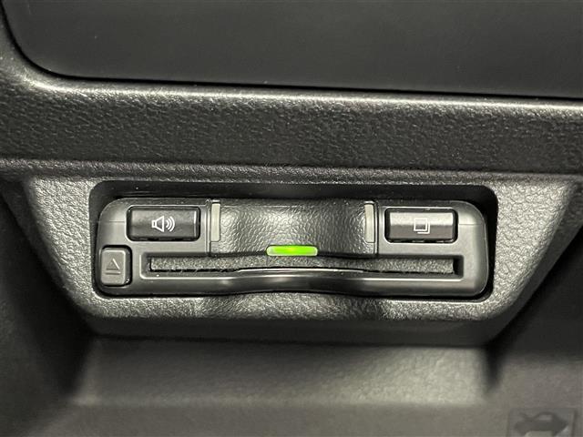 【ETC】有料道路を利用する際に料金所で停止することなく通過できる、ETC車載器（ノンストップ自動料金収受システム機器）が装備されています。セットアップを行うことで利用可能になります。
