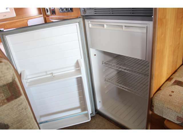 90L冷蔵庫です！いつでも冷たい飲み物をお飲みいただけますよ♪12Vサブバッテリーより電力供給しています。