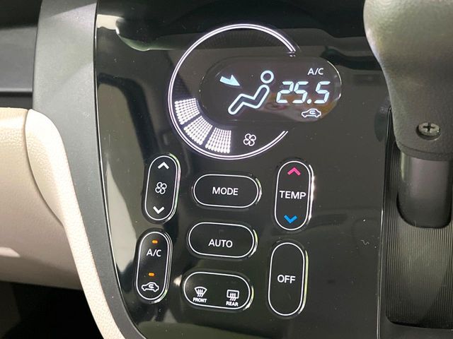 【オートエアコン】一度お好みの温度に設定すれば、車内の温度を検知し風量や温度を自動で調整。暑い…寒い…と何度もスイッチ操作をする必要はありません。快適な車内空間には必須の機能ですね♪