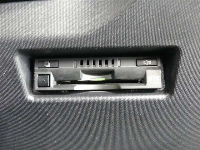 ナビ連動タイプのETC車載機です。ナビゲーションと連動してくれますのでカード未挿入を知らせてくれるなど便利な機能が追加されています。