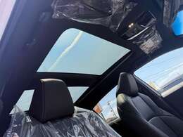 調光式パノラマルーフ付きなので車内の解放感もあります。