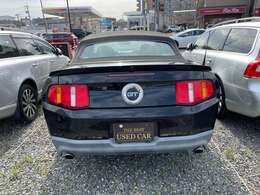 パワーアップと燃費改善を両立するTi-VCT（吸排気独立可変バルブタイミング機構）を採用してV8モデルは出力418馬力を発生