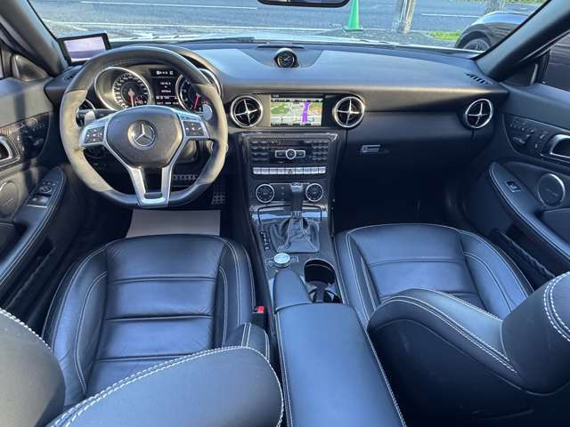 黒革シートで高級感のある車内です！