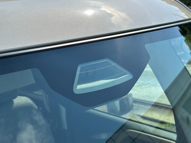 デュアルセンサブレーキサポート機能装備で前方の車両や歩行者を検知します。警告、ブレーキアシスト、自動で強いブレーキをかけ、衝突時の被害軽減を図ります