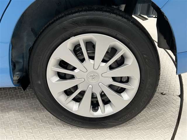 タイヤサイズは165/65R14！納車前の点検時にタイヤ交換させていただきます！ホイールキャップに傷があります。