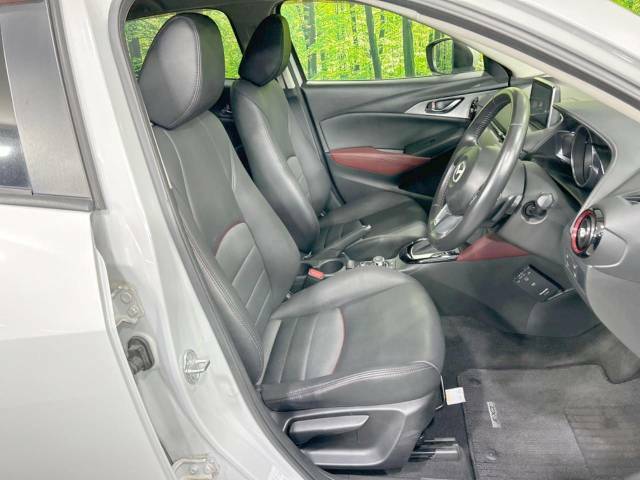 【合皮シート】汚れのふき取りが容易でメンテナンスもが簡単な、機能性に優れる合成皮革を採用した上質なシートです。座り心地もよく、高級感あふれる心地良い車内空間を演出してくれます。