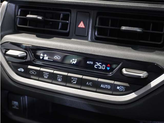【オートエアコン】温度を設定すれば自動で快適な車内温度を保ちます。エアコン内部の高性能脱臭フィルターで車内のアレルゲンや花粉を除去。