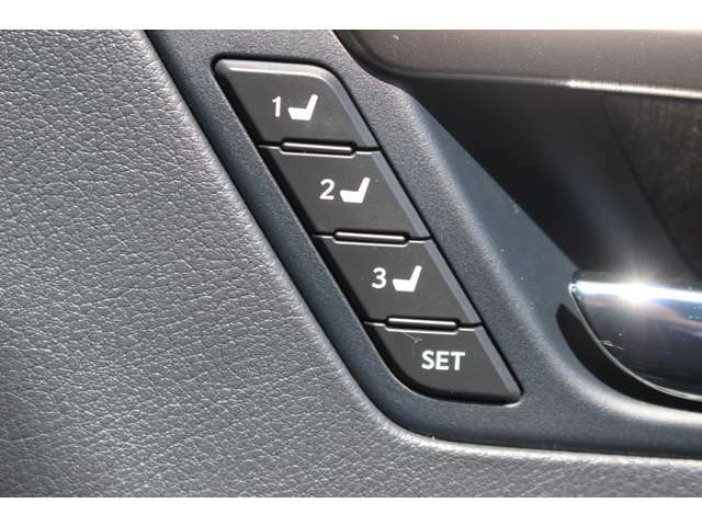 運転席はポジションメモリースイッチは運転席ドアに付いています。