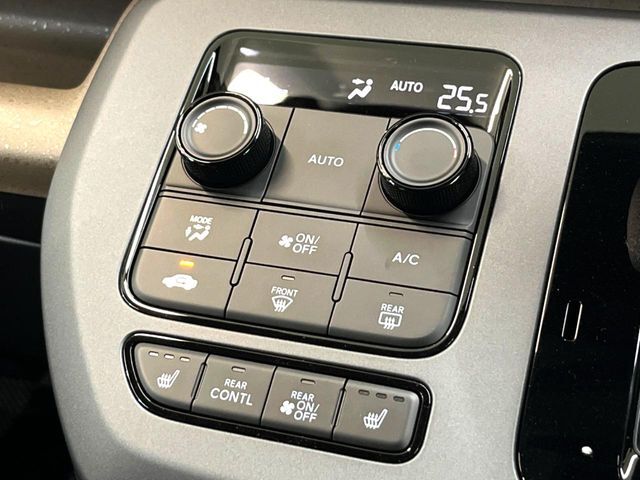 【オートエアコン】一度お好みの温度に設定すれば、車内の温度を検知し風量や温度を自動で調整。暑い…寒い…と何度もスイッチ操作をする必要はありません。快適な車内空間には必須の機能ですね♪