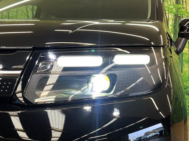 【LEDヘッドライト】悪天候や夜間走行時も良好な視界を確保し安心して運転できる高輝度LEDヘッドライトを装備！点灯速度が早く、消費電力も抑えられています。