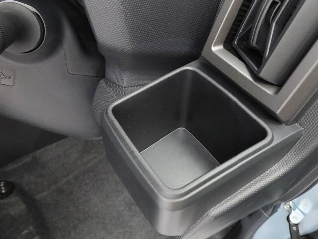 カップホルダーは運転席や助手席からちょうど手の届く位置です！！