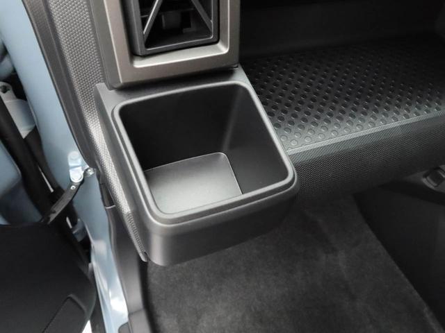 カップホルダーは運転席や助手席からちょうど手の届く位置です！！