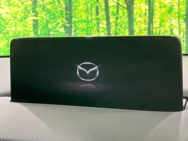 【10.25インチマツダコネクト】車内の雰囲気にマッチした大型ディスプレイ。スマホ接続でのナビ使用やBluetooth再生等、様々な機能が楽しめます。直感的なダイヤル操作が可能で、使い勝手も良好です。