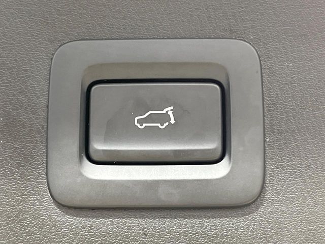 【パワーバックドア】スマートキーや運転席のボタンを押すだけでリアゲートが自動で開閉します！荷物を持っている時や、高い位置にあるバックドアを閉める際に便利な機能です♪