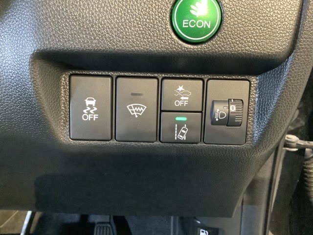 ハンドルの右側にはヘッドライトレベライザーとHondaセンシング用のメインスイッチがついています。ヘッドライトレベライザーは道路状況や積荷の加重に応じてライトの高さを調節できます！