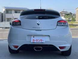 上質なノーマル車を中心に販売していますのでハンドル、シート、ドア内張り、コンソールボックス、フロアカーペットなど大変綺麗です。室内にタバコの臭いなどもありませんので、ご安心ください。