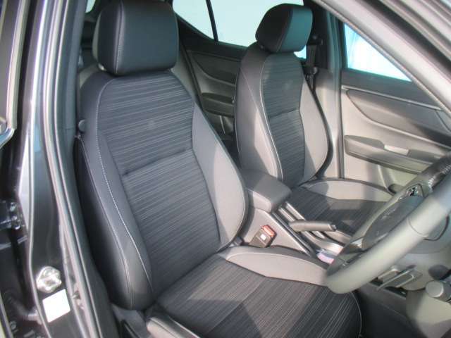 フロントシートのお写真です。　広い足元と、ゆったり座れるシートは長時間の運転でも疲れにくくなっております♪