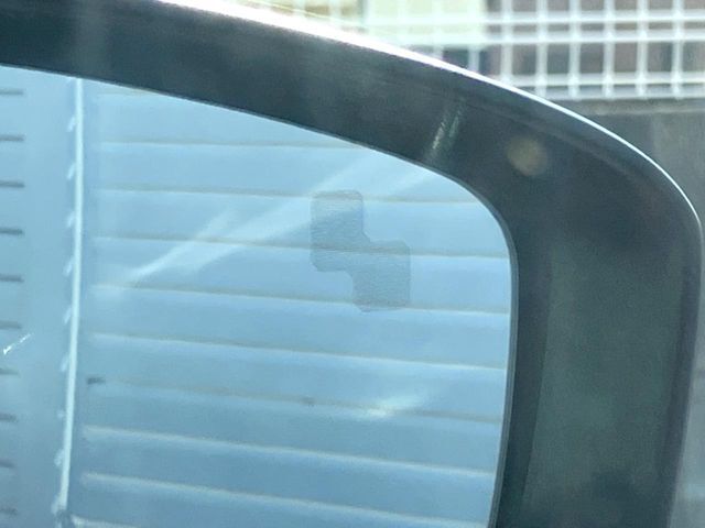 ★【ブラインドスポットモニター】車線変更の際、ドアミラーに映ってないクルマをドアミラーの鏡面に備えたインジゲーターの点灯え教えてくれます！