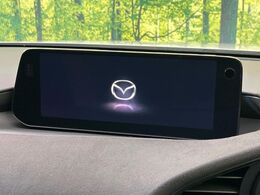【10.25インチマツダコネクト】車内の雰囲気にマッチした大型ディスプレイ。スマホ接続でのナビ使用やBluetooth再生等、様々な機能が楽しめます。直感的なダイヤル操作が可能で、使い勝手も良好です。