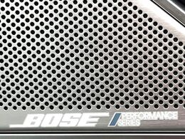 【BOSEサウンドシステム】メーカーオプションの高品位サウンドシステムを搭載。専用のチューニングが施された大小様々なスピーカーから良質なサウンドが奏でられ、臨場感あふれる音響空間を演出します。