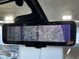 【インテリジェントルームミラー】後席の大きな荷物や同乗者で後方が確認しづらい時でも安心！カメラが撮影した車両後方の映像をルームミラー内に表示。クリアな視界で状況の確認が可能です！