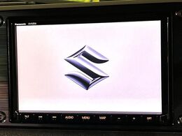 【純正ナビ】人気の純正ナビを装備。オーディオ機能も充実しており、Bluetooth接続すればお持ちのスマホやMP3プレイヤーの音楽を再生可能！毎日の運転がさらに楽しくなります！！