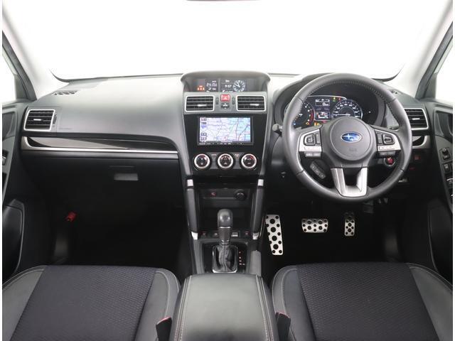 ドライバーが運転以外のことに気を遣うことなく、疲れにくく、安心・集中して運転ができる。SUBARUは視界設計をはじめ、操作パネルやシートのデザインなど細部にまでこだわっています。