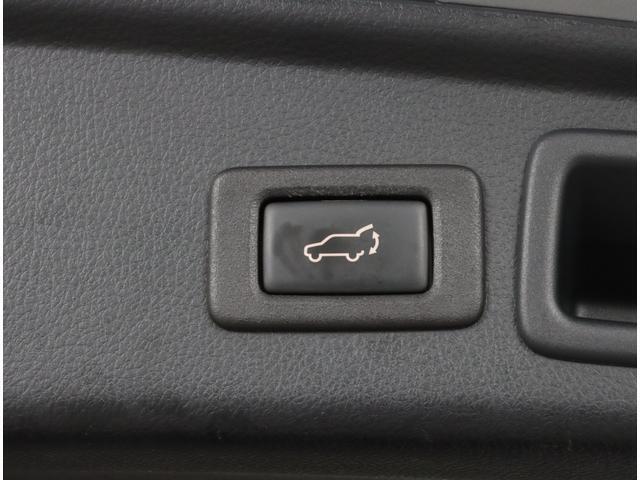 パワーリヤゲートを搭載しておりますので、「ワンタッチでリヤゲートの開閉が楽々！