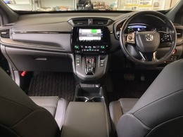 車内は光触媒抗菌消臭施工済です。スタイリッシュなデザインでスポーティなインパネ周りを演出します。グローブボックスやカップホルダーのほかにトレーなどたくさんの収納スペースが付いています。