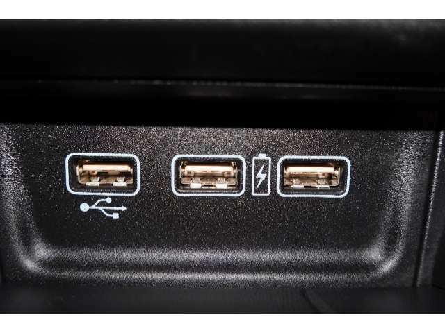 【USBポート】USBポートも装備されています、スマートフォンの充電やオーディオに連携も可能です、今や欠かせない装備の一つです！