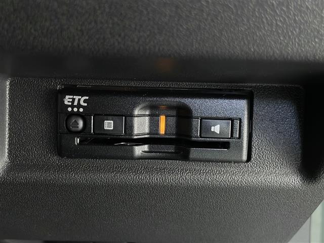 【ETC】有料道路を利用する際に料金所で停止することなく通過できる、ETC車載器（ノンストップ自動料金収受システム機器）が装備されています。セットアップを行うことで利用可能になります。