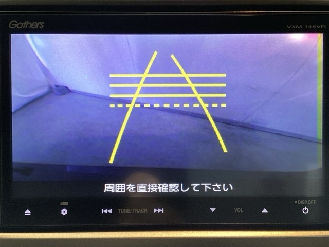 バックでの車庫入れも安心です！リアカメラが付いているバックモニター付のナビを装備しております。操作線もついており距離感も画面から確認できます。