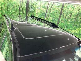 【サンルーフ】ボタンひとつで開閉可能！開放感たっぷりのサンルーフが装着されています！車内に明かりを取り入れたり景色を楽しむ以外にも、よどみがちな車内の空気も簡単に換気できて快適です！
