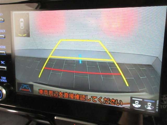 バックモニターで、駐車時に見えにくい後方をしっかり確認できます。