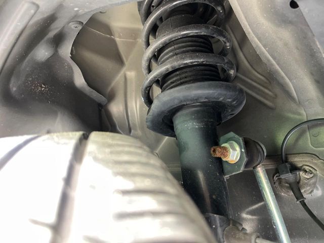 お車を安心してお乗りいただく為には、足回りの定期点検が欠かせません。サービスサポート（有償保証）では無料点検もご提供しており、安心のカーライフをお過ごしいただけるサポート体制が整っています。