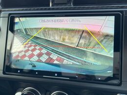 【バックカメラ】駐車時に後方がリアルタイム映像で確認できます。大型商業施設や立体駐車場での駐車時や、夜間のバック時に大活躍！運転スキルに関わらず、今や必須となった装備のひとつです！