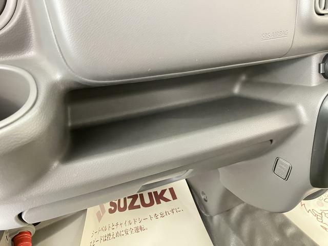 助手席前に薄型のBOXティッシュを置くことができます。運転席からでも手が届き、使い勝手◎