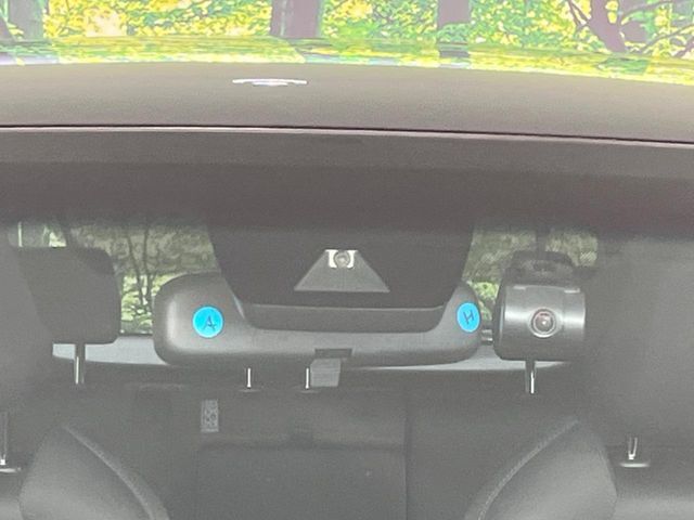 【トヨタセーフティセンス】走行中に前方の車両等を認識し、衝突しそうな時は警報とブレーキで衝突回避と被害軽減をアシスト。より安全にドライブをお楽しみいただけます。
