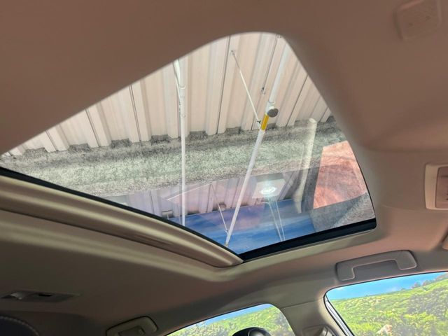 【サンルーフ】開放感たっぷりの希少装備、サンルーフが装着されています！車内に明かりを取り入れたり景色を楽しむ以外にも、車内の空気も簡単に換気できて快適です！
