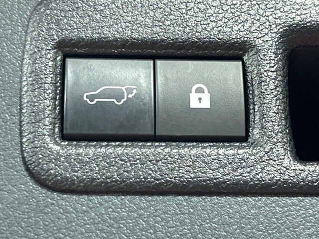 【パワーバックドア】スマートキーや運転席のボタンを押すだけでリアゲートが自動で開閉します！荷物を持っている時や、高い位置にあるバックドアを閉める際に便利な機能です♪