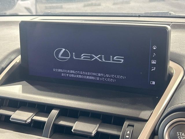 【純正ナビ】人気の純正ナビを装備しております。ナビの使いやすさはもちろん、オーディオ機能も充実！キャンプや旅行はもちろん、通勤や買い物など普段のドライブも楽しくなるはず♪