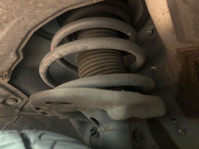 お車を安心してお乗りいただく為には、足回りの定期点検が欠かせません。サービスサポート（有償保証）では無料点検もご提供しており、安心のカーライフをお過ごしいただけるサポート体制が整っています。