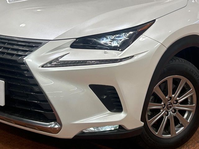 【LEDヘッドライト】悪天候や夜間走行時も良好な視界を確保し安心して運転できる高輝度LEDヘッドライトを装備！点灯速度が早く、消費電力も抑えられています。