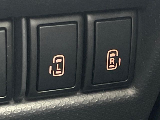 【両側パワースライドドア】スマートキーや運転席のスイッチで後席両側スライドドアの開閉が可能♪電動だから力を入れてドアを開ける必要が無く、小さなお子様でも簡単に開け閉めでき快適です♪