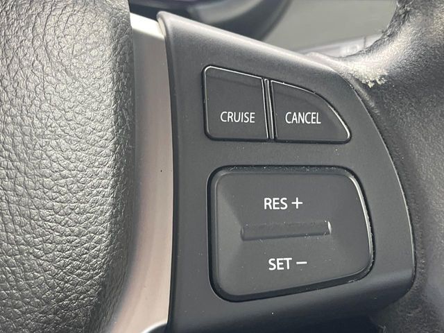 【クルーズコントロール】高速道路もラクラク走行。アクセルを離しても一定速度で走行ができ、長距離運転時の負担を軽減！加速・減速も簡単なスイッチ操作で調整できます。