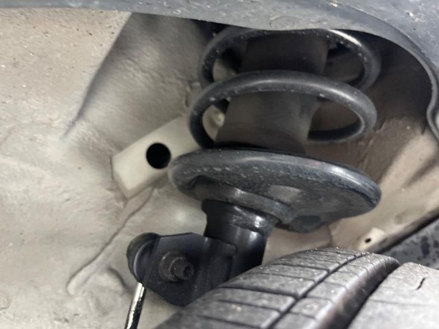 お車を安心してお乗りいただく為には、足回りの定期点検が欠かせません。サービスサポート（有償保証）では無料点検もご提供しており、安心のカーライフをお過ごしいただけるサポート体制が整っています。