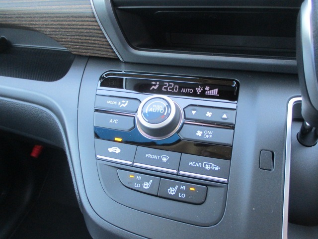 フルオートエアコンのお写真です。ボタン一つで年中快適な温度でお過ごしいただけます。シートヒーターが装備されております。
