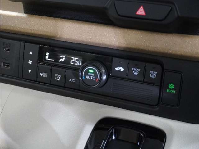 【オートエアコン】温度を設定すれば自動で快適な車内温度を保ちます。エアコン内部の高性能脱臭フィルターで車内のアレルゲンや花粉を除去。